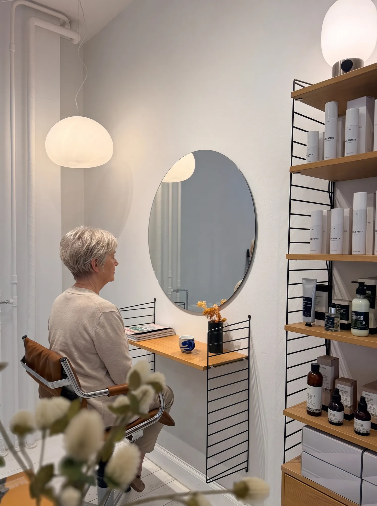 Kvinde med kort gråt hår ved klippepladsen hos Frisør Tronborg