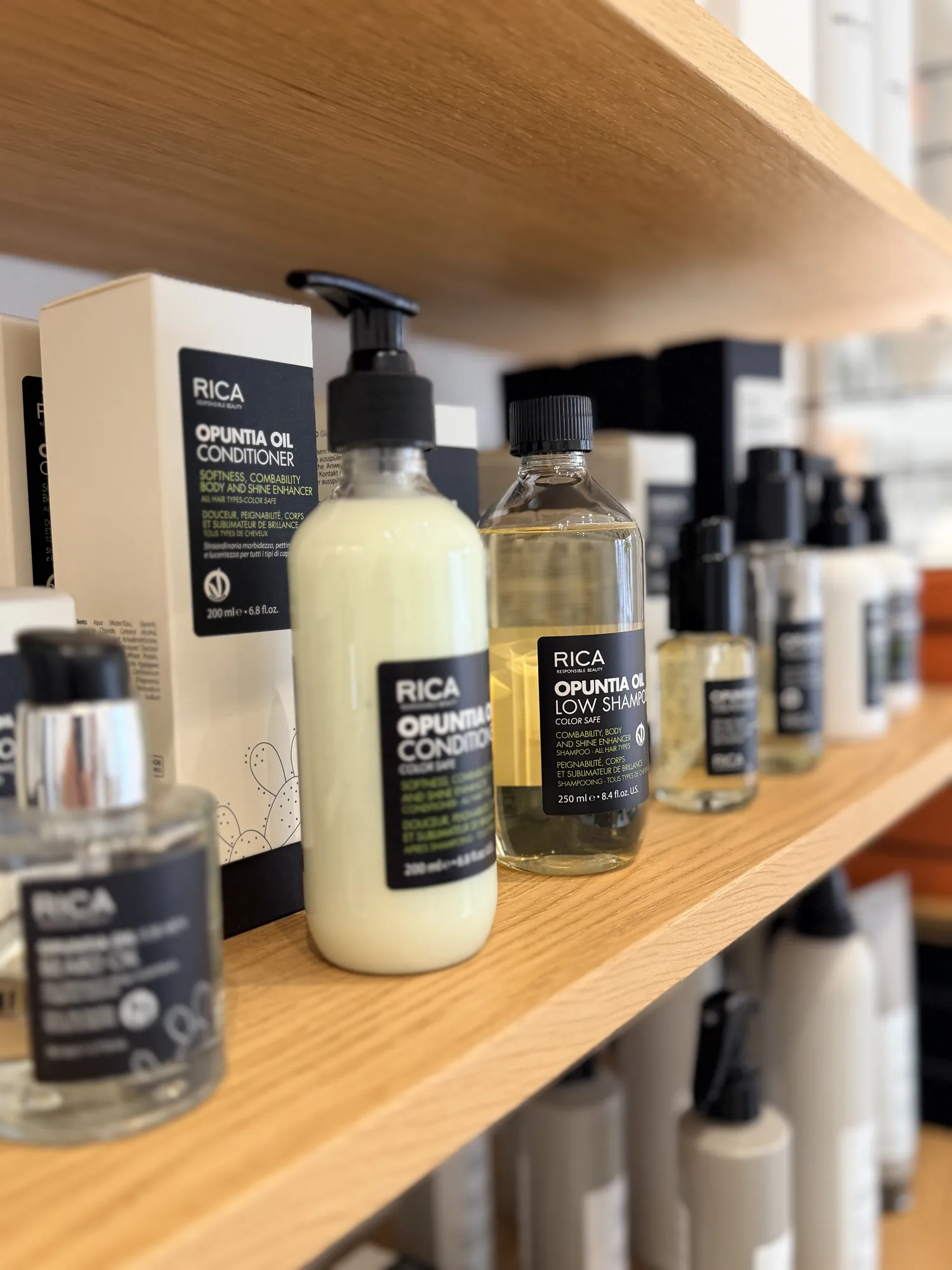 RICA Opuntia Oil conditioner og shampoo på hylden i salonen