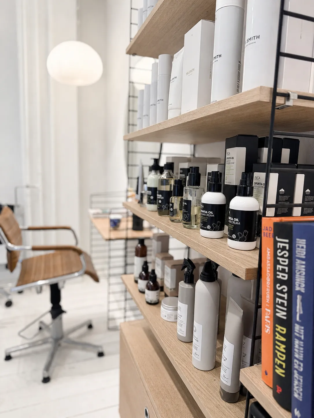 Produkthylde med Mr. Smith og RICA og frisørstol i baggrunden hos Frisør Tronborg