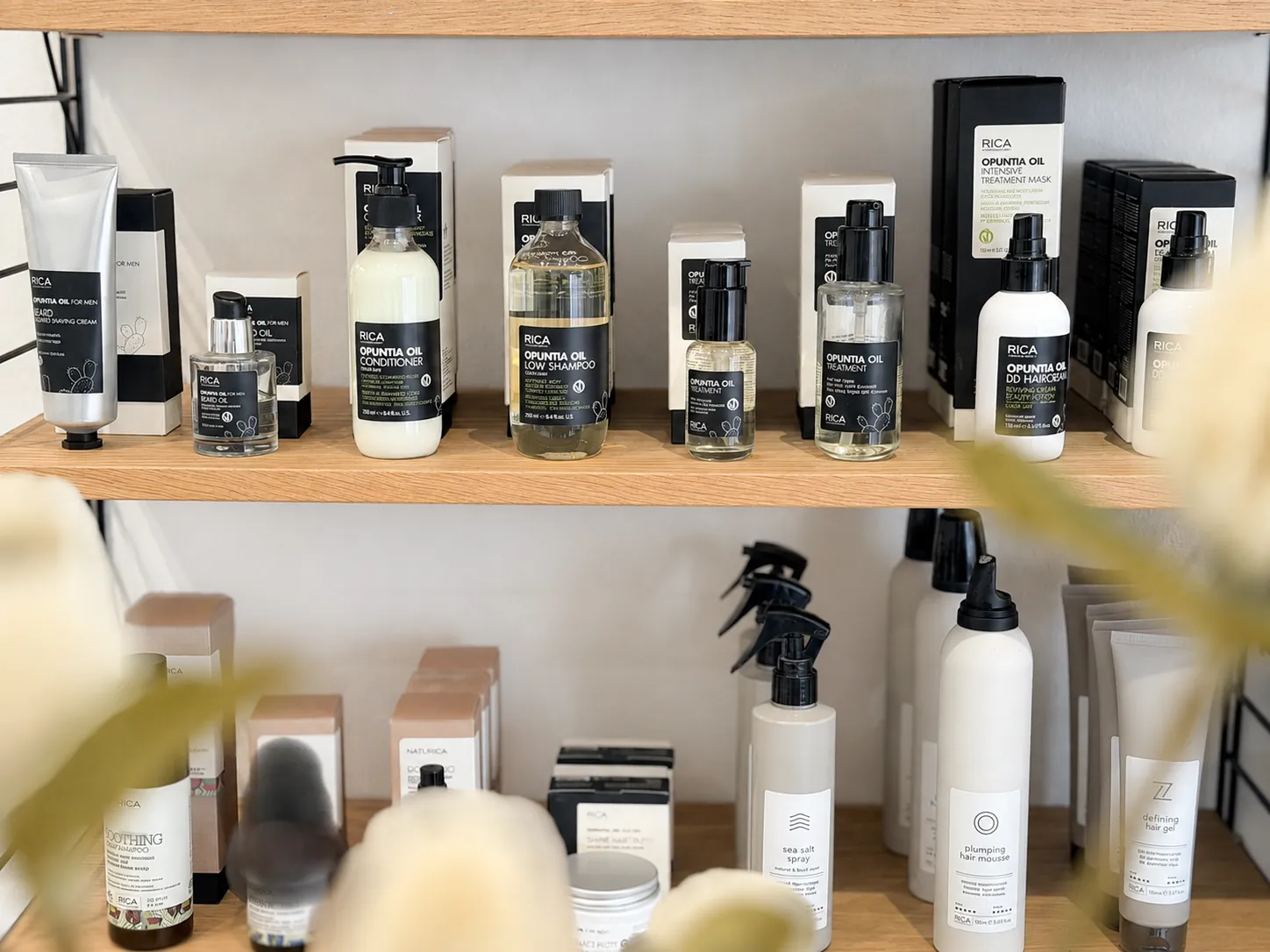 RICA Opuntia Oil-produkter og stylingprodukter på egetræshylder hos Frisør Tronborg i Hillerød
