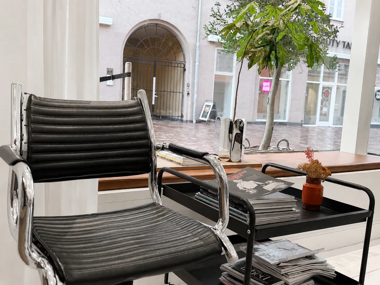 Salonen hos Frisør Tronborg i Helsingørsgade i Hillerød med læderstol ved vinduet