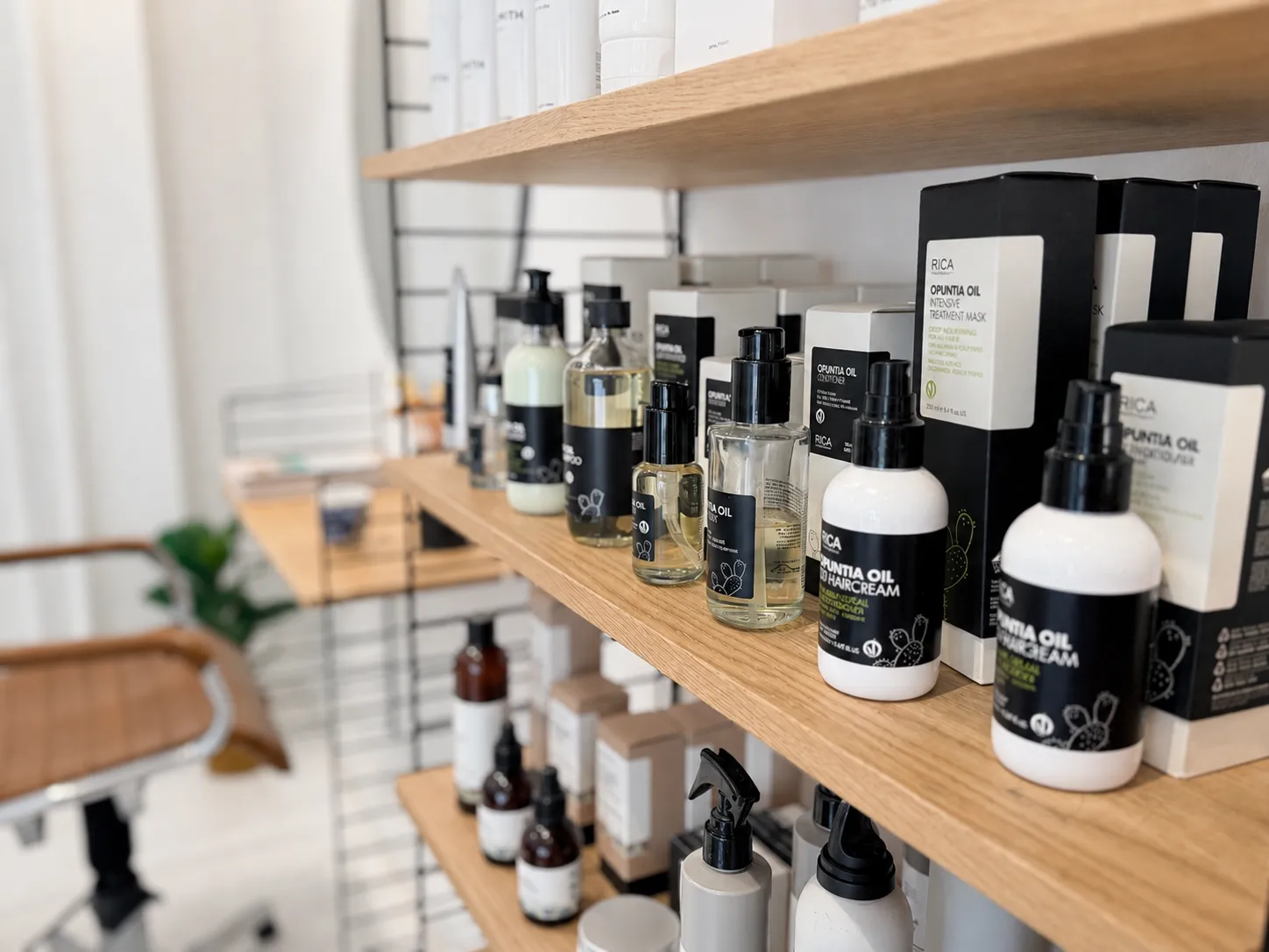 RICA Opuntia Oil-produkter på egetræshylde hos Frisør Tronborg i Hillerød